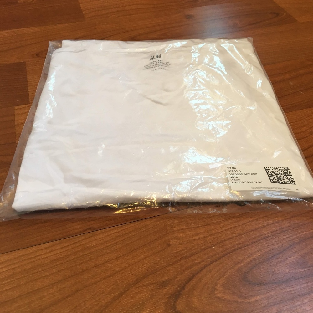 H&M - White - Slim Fit V-neck T-shirt - Size M